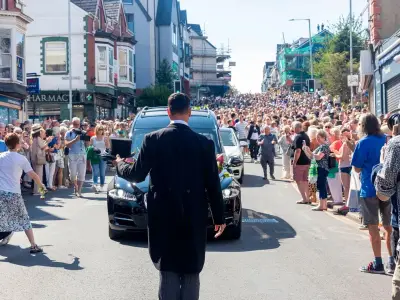 Bonnie Tyler's Final Return Home as Strangers Embrace in the Streets