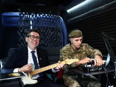 Burnham plays Smiths song with Ukrainian soldier on Kyiv visit