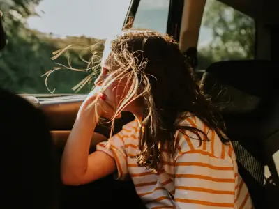 Car fan 'lifesaver for summer travel' pushes cool air across backseat