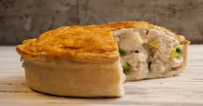Chicken and leek pie: 1 step for golden pastry before cooking