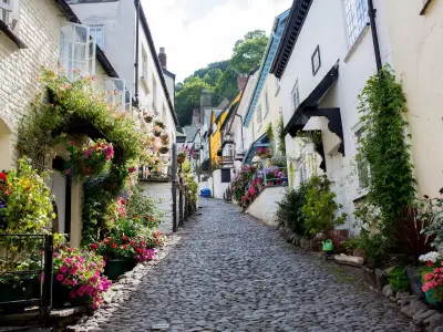 Clovelly: UK's car-free cliff village where locals use sledges