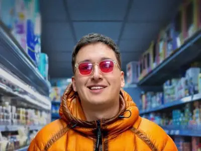 Comedian backs Burnham's vape shop crackdown: 'Throw the book at them'