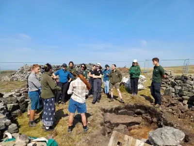 Dozens join dig at Bronze Age cairns before rebuild