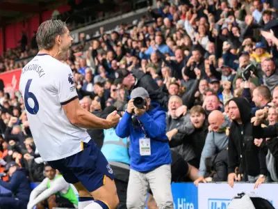 Everton fans' Armstrong chant drowns out Bournemouth draw