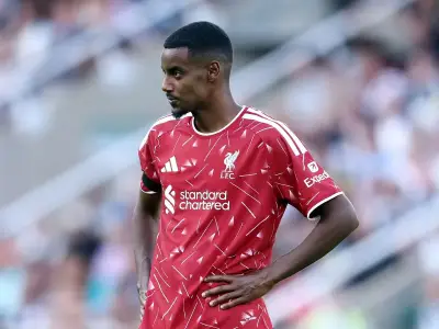 Isak booed on return as Szoboszlai rescues Liverpool in 99th minute