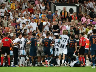 Jaissle confronts Valencia after Elanga horror tackle