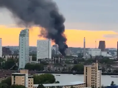 London fire: Huge blaze near Bermondsey sends smoke over city