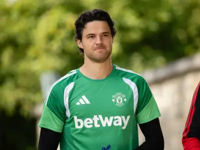 Man United told to replace Senne Lammens with Unai Simon