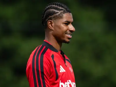 Marcus Rashford backs Jamie Carragher after Gary Neville's persistent questioning