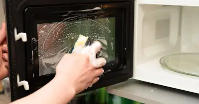 Microwave stains vanish in 7 minutes with lemon and vinegar