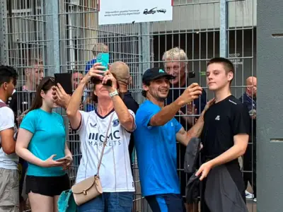 Moyes signs autographs for Everton fans in Stuttgart