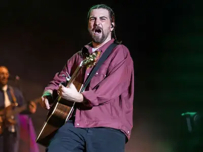 Noah Kahan splits face open on stage, fans worried