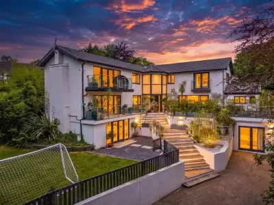 Party-Perfect Beach House in Gower's Beautiful Area