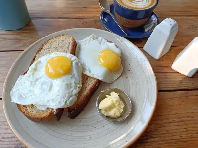 Perfect microwave fried eggs with crispy edges in 1 minute