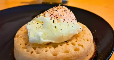 Poached Eggs Made Easy with a Sieve: Simple Kitchen Hack
