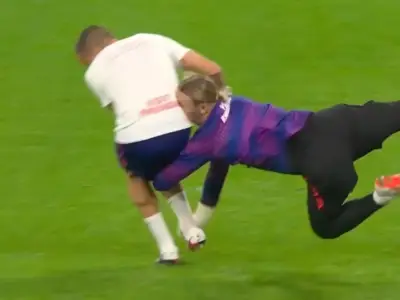PSG goalkeeper knocked out in warm-up collision before Lille draw
