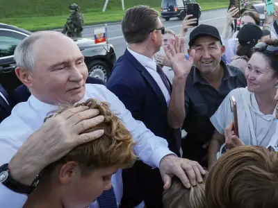 Putin swarmed by children during lockdown visit to Novosibirsk