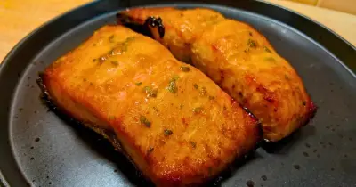 Salmon juicier if coated in olive oil before cooking