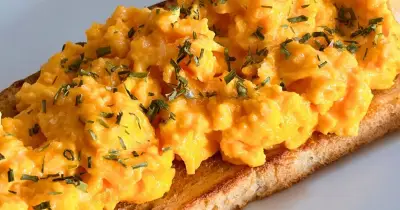 Scrambled eggs tastier with mascarpone instead of butter or oil