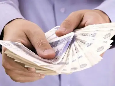 Six banks offering up to £220 free cash in summer switching deals