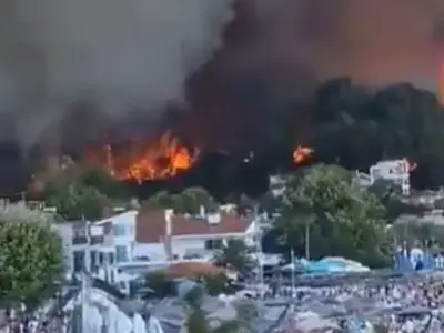 Tourists evacuated by boat as wildfires rage in Greece