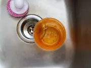 65p kitchen staple removes stubborn plastic container stains
