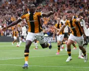 Ajayi Fires Hull to Dream Start Against Misfiring Man United
