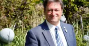 Alan Titchmarsh names five plants for autumn garden colour