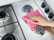 Baby oil trick for grease-free cooker splashbacks for £1.50
