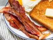 Bacon crispier and tastier if 1 ingredient added to pan