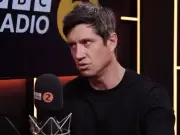 BBC Radio 2 chaos as Vernon Kay's co-star 'gives up' live on air