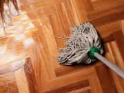 Black tea is the cheap kitchen staple that keeps wood floors dust-free