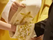 Bride's Hilarious Wedding Mistake Goes Viral After Using Priest's Cloth