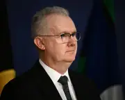 Business groups urge Labor to pause immigration changes