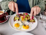 Chef reveals perfect fried eggs method without frying pan