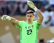 Chelsea in talks for Emiliano Martínez as Man City target Enzo Fernández