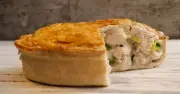 Chicken and leek pie: 1 step for golden pastry before cooking