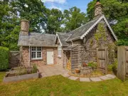 Cosy Brecon cottage with tennis court and secure dog garden