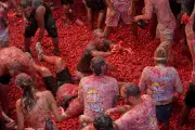 Dolly Parton tribute and La Tomatina: photos of the day