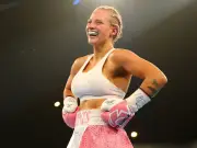 Ebanie Bridges' Boobs Measured for Painting: 'They Big'