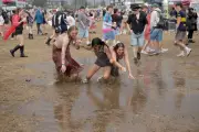 Geese frontman warns crowd not to drink rain at Reading Festival