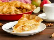 Golden apple pie crust: one ingredient trick before baking