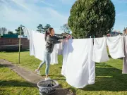 Hotel trick: soda crystals whiten bed sheets in 30-minute soak