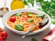 Italian nonna's 5-ingredient tomato pasta sauce ready in 20 minutes