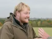 Kaleb Cooper and Niall Horan join Luke Combs for Wembley beer chug
