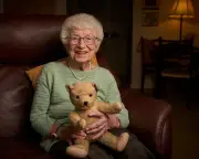 Kindertransport centenarian returns to Vienna station where family parted