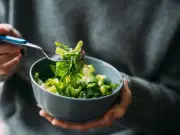 Lettuce Stays Crisp for 4 Weeks in Fridge Wrapped in Foil