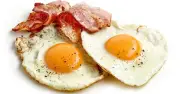 Microwave fried eggs in 30 seconds without a frying pan