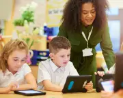 Neuroscientist urges cutting school screen use