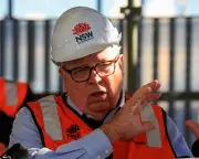 NSW ICAC probes Liberal Party building commissioner's phone call with fugitive developer